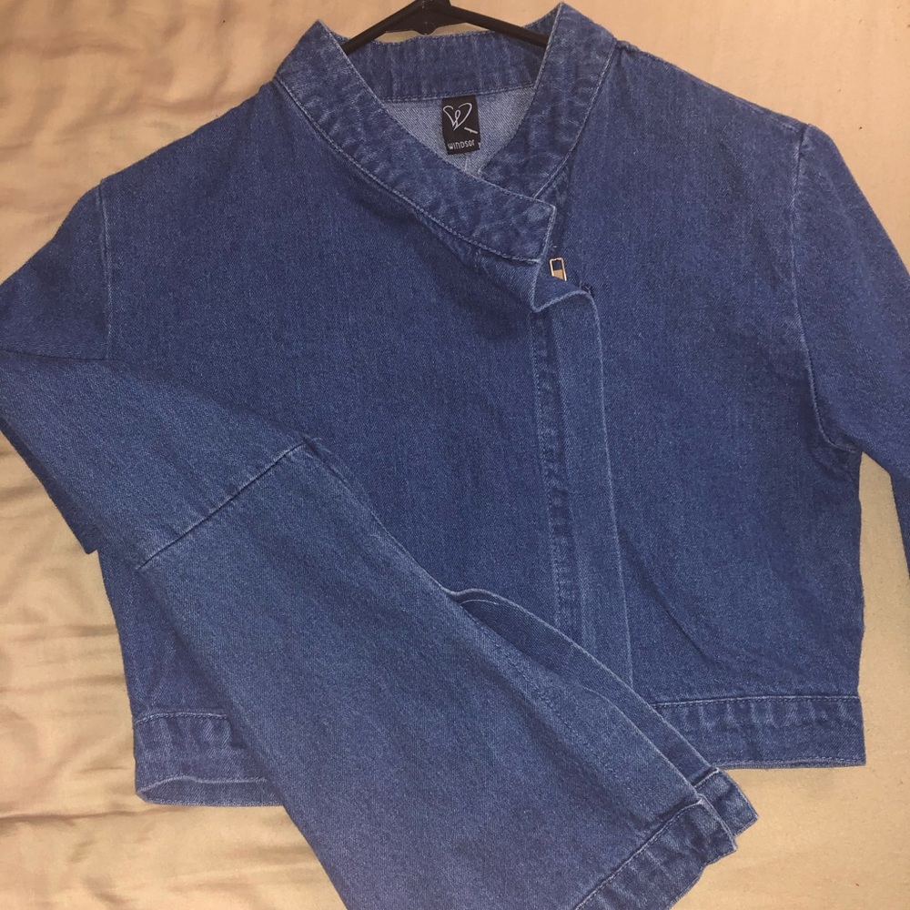 Cropped jeans jacket with bell sleeves